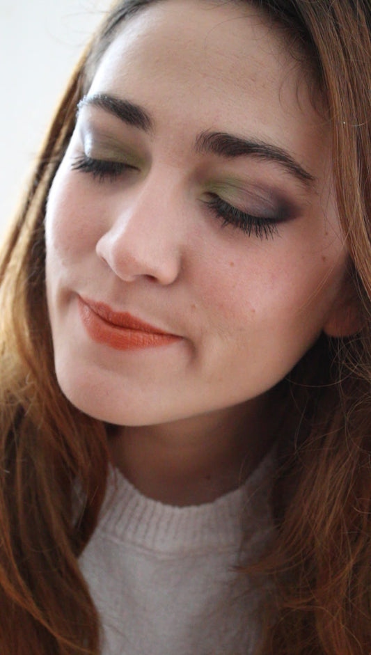 Ombretto verde chiaro opaco